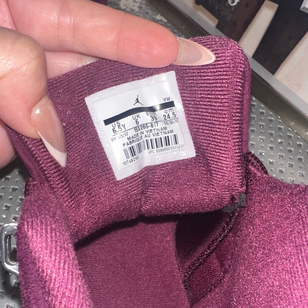 Air Jordan 12 Retro "Bordeaux" EUC - Picture 11 of 13